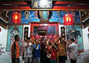 Warga Bali keturunan Tionghoa merayakan Imlek di Klenteng Ling Gwan Kiong, Singaraja