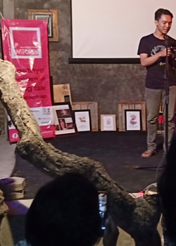 “Bali Poetry Slam” di Singaraja: Mengucapkan yang Ragu-ragu Diucapkan di Panggung