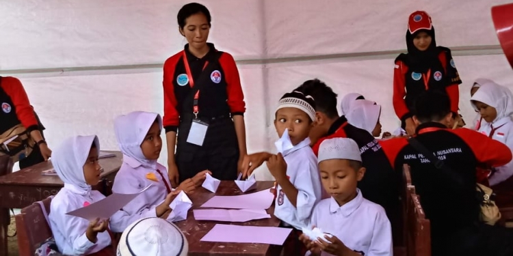 Perahu Kertas dan Kapsul Harapan Anak-anak Donggala – Catatan Baksos Kapal Pemuda Nusantara 2018
