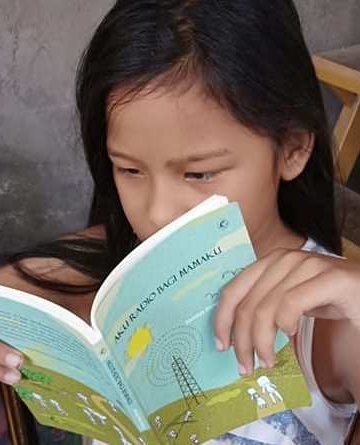 Membaca Buku “Aku Radio Bagi Mamaku”: Naya Berani Sekali