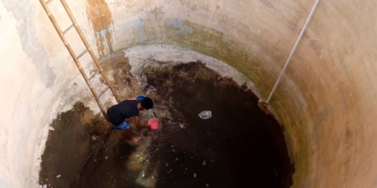 “Memanen Hujan”,  Membagi Narasi Kecil Sebelum Ditelan Pesta Kembang Api Akhir Tahun.