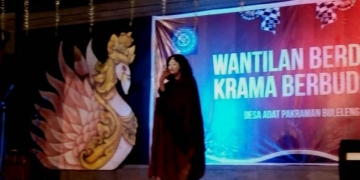 Carmencita, Turis Italia itu, Tiba-tiba “Nopeng” di Wantilan Pakraman Buleleng