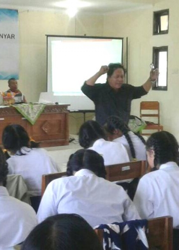 Menulis dengan Riang – Pelatihan Menulis Puisi Bersama Pak Warih