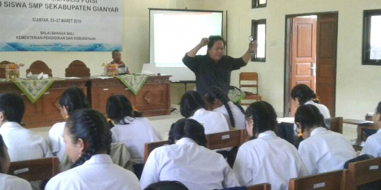 Menulis dengan Riang – Pelatihan Menulis Puisi Bersama Pak Warih