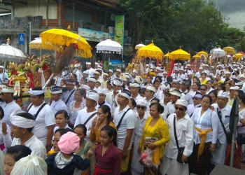 Melasti Kekinian Tak Perlu “Ma-songket-an” dan “Nyalon”