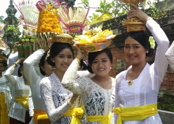 Semangat Kerja Pada Ajaran Hindu dan  Iklan Lowongan Kerja Non Hindu di Bali