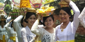 Semangat Kerja Pada Ajaran Hindu dan  Iklan Lowongan Kerja Non Hindu di Bali