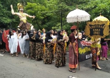 Di Pemuteran, Sekeha Teruna dan Pemuda Ansor Riang Bersama dalam Pawai Ogoh-ogoh