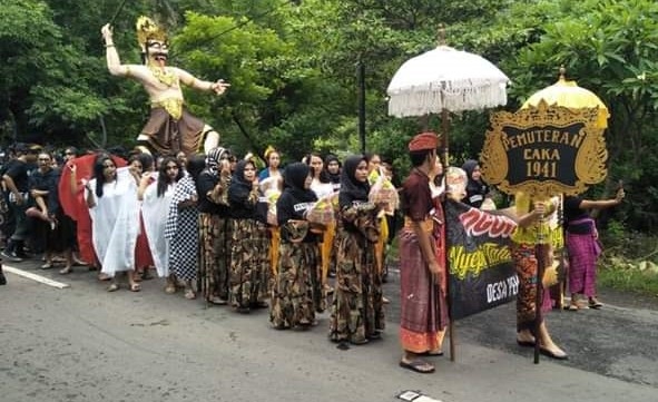 Di Pemuteran, Sekeha Teruna dan Pemuda Ansor Riang Bersama dalam Pawai Ogoh-ogoh