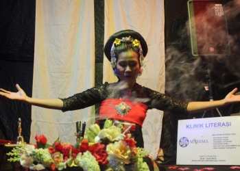 Pentas Mira MM Astra: Puisi yang Menuju Pengalaman Diri Penonton #Catatan Mahima March March March