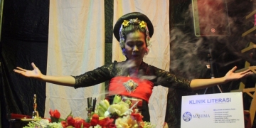 Pentas Mira MM Astra: Puisi yang Menuju Pengalaman Diri Penonton #Catatan Mahima March March March