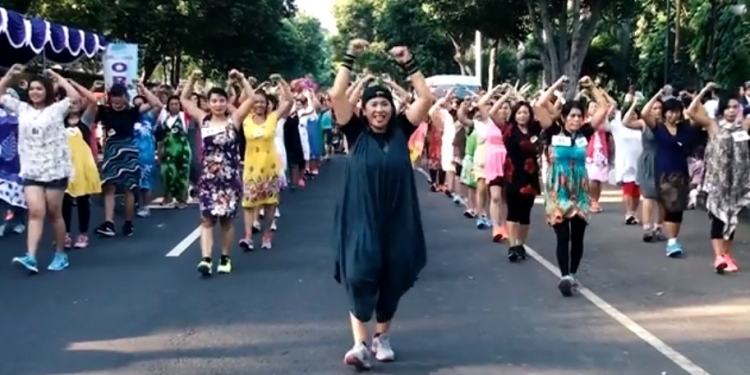 Pemilu Cepatlah Berlalu, Bu Tut Ariyani Sudah Ditunggu Ibu-ibu di Taman Kota Singaraja