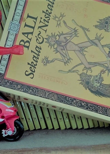 Buku dan Jok yang Tabu – Catatan Perjalanan dari Bandara