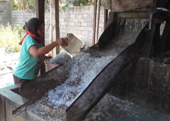 Pelajaran Daur Ulang Sampah dari Rumah Plastik di Desa Petandakan