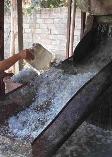 Pelajaran Daur Ulang Sampah dari Rumah Plastik di Desa Petandakan