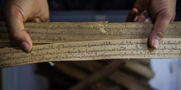 Sumber Isi Lontar dari Mana? – Catatan Harian Sugi Lanus ⠀