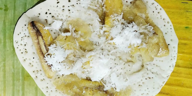 “Laklak Gede” Isi Pisang di Pasar Penebel, Namanya Laklak Biu Men Bayu