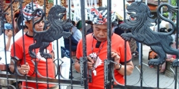 Membentengi atau Memperdaya Desa Adat?