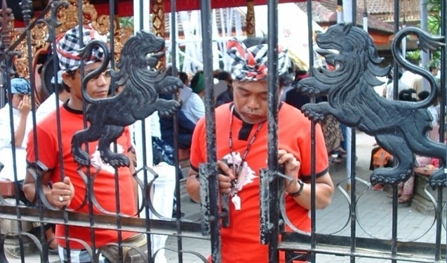 Membentengi atau Memperdaya Desa Adat?