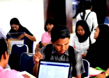 Ironi di Era Gadget: Lulus SMA Corat-coret, Daftar Kuliah Diurus Nenek-Kakek