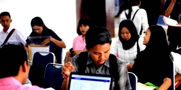 Ironi di Era Gadget: Lulus SMA Corat-coret, Daftar Kuliah Diurus Nenek-Kakek