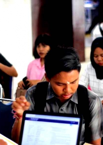 Ironi di Era Gadget: Lulus SMA Corat-coret, Daftar Kuliah Diurus Nenek-Kakek