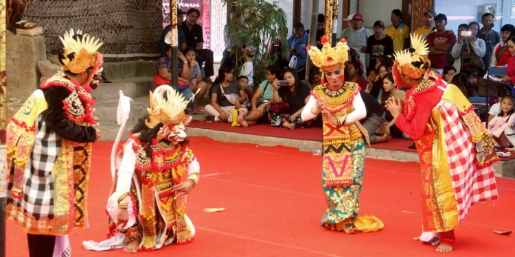 Wow…! Di Zaman Milenial, Anak-anak SMKN 4 Bangli Main Wayang Wong