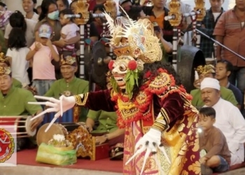 Penari-penari Muda dalam Wayang Wong Tejakula