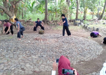Teater, Megalitikum dan Diri – Renungan dari Sebuah Candi Batu di Tejakula