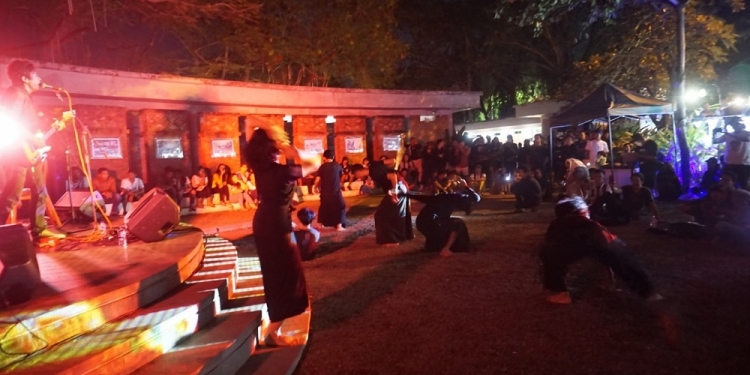 Menonton, Pentas, dan Sudut Pandang yang Berubah – [Catatan Guyub Kalangan]