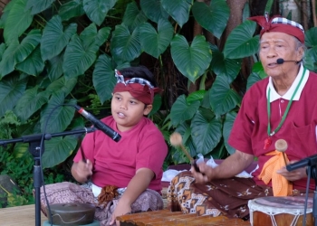 Pekak Taro Bercerita, Turis Asing pun Bengong Mendengar
