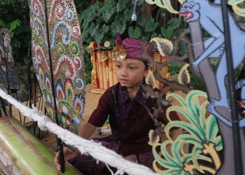 Mebalih Dalang Cilik Narend di Festival Tepi Sawah