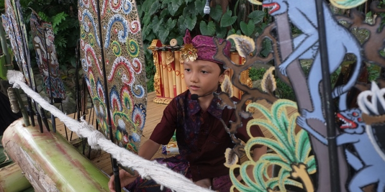Mebalih Dalang Cilik Narend di Festival Tepi Sawah