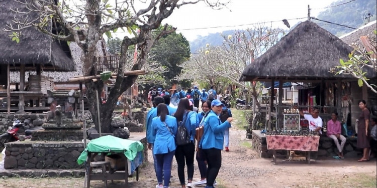 Tenganan Pegringsingan dan Dunia yang Terikat Adat – Dari Kunjungan Industri FE Unipas Singaraja