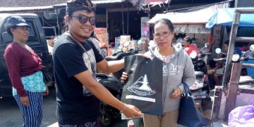STT Sila Jaya di Nusa Penida Sebar Tas Ramah Lingkungan di Pasar Mentigi