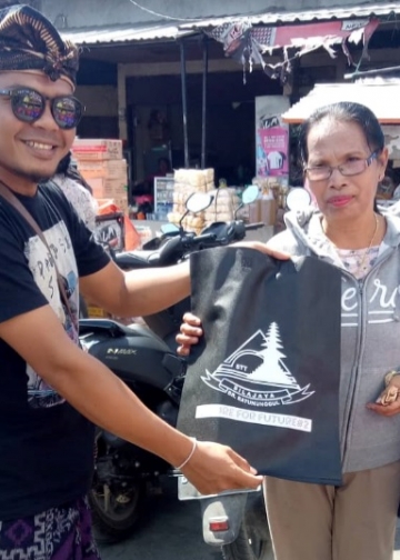 STT Sila Jaya di Nusa Penida Sebar Tas Ramah Lingkungan di Pasar Mentigi