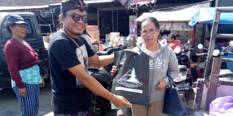 STT Sila Jaya di Nusa Penida Sebar Tas Ramah Lingkungan di Pasar Mentigi