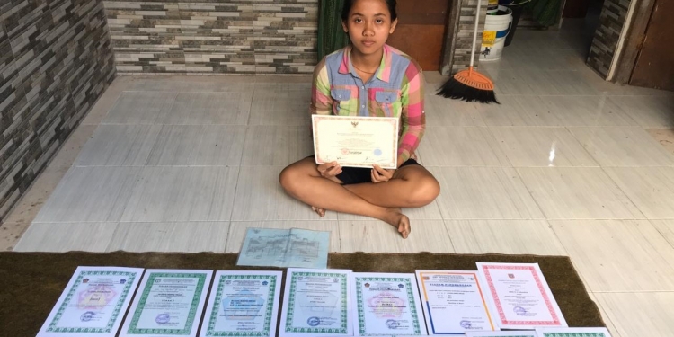 Putu Adnya Swari, Sastra dan Kemiskinan