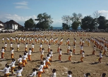 500 Penari Rejang di Nusa Penida