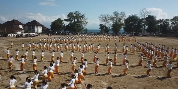 500 Penari Rejang di Nusa Penida