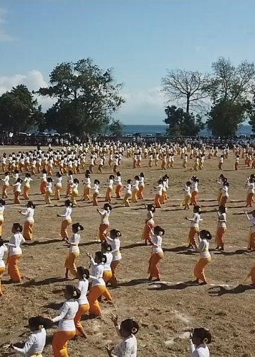 500 Penari Rejang di Nusa Penida