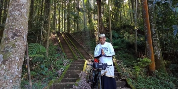 Yan Nano, Mencari Tuhan dengan Bersepeda