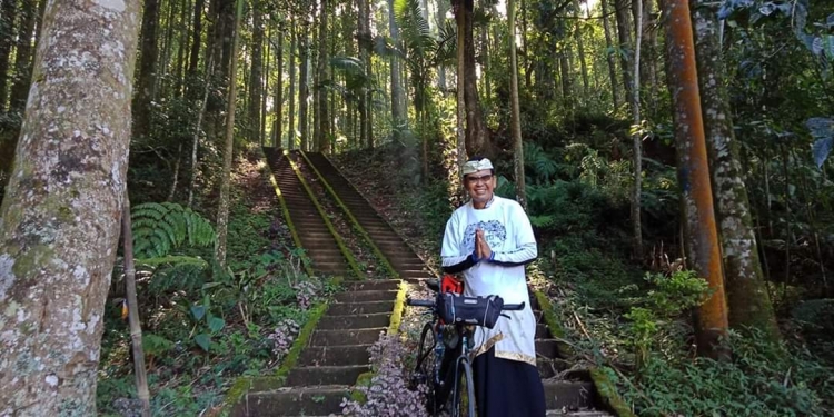 Yan Nano, Mencari Tuhan dengan Bersepeda