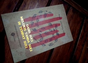 Jembatan Memori dalam Gadis Suci Melukis Tanda Suci di Tempat Suci