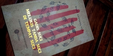 Jembatan Memori dalam Gadis Suci Melukis Tanda Suci di Tempat Suci