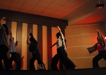 Catatan Pentas “Jro Ketut” di Undiksha: Menjadikan Kekurangan Sebagai Teman Pementasan