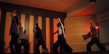 Catatan Pentas “Jro Ketut” di Undiksha: Menjadikan Kekurangan Sebagai Teman Pementasan