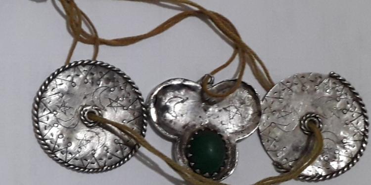 Kalung Badong Pelengkap Ritual Sunat yang Langka di Loloan