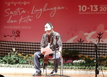 Penyair Umbu Landu Paranggi saat menyampaikan Pidato Kebudayaan dalam Seminar Internasional Sastra Indonesia di Bali, 10 Oktober 2019 di Taman Budaya Denpasar