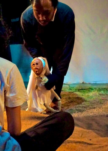 Kacak Kicak dan Pembacaan Akan Sesuatu yang Setengah-Setengah